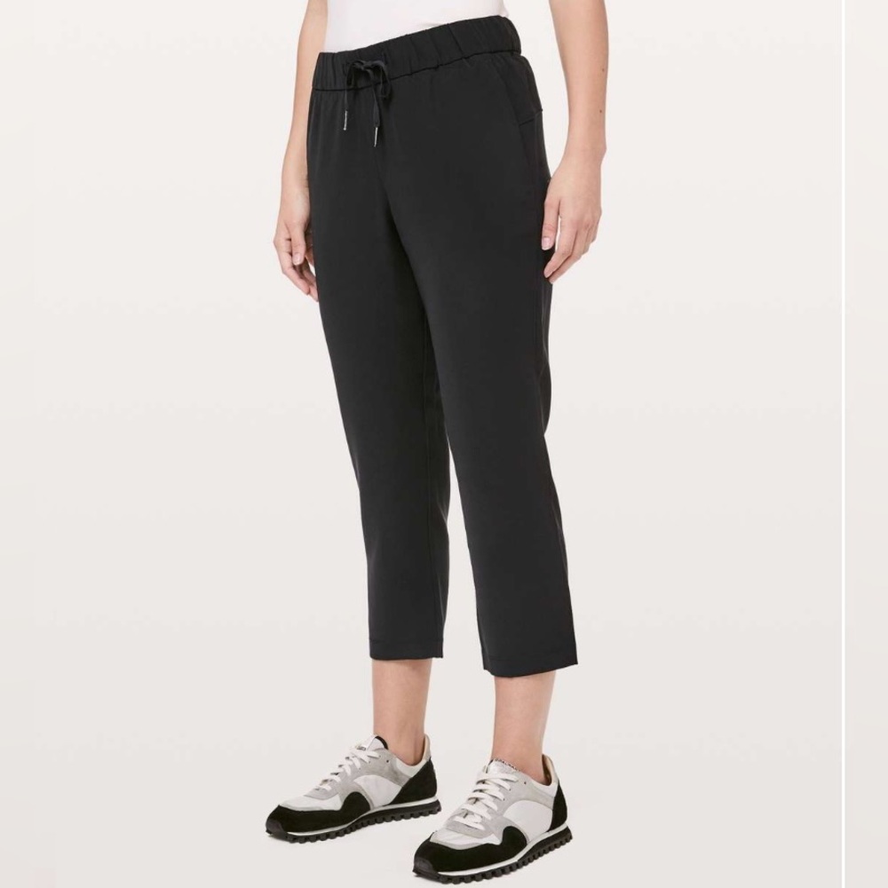 Lululemon On The Fly Crop "Woven 23" Black size 4